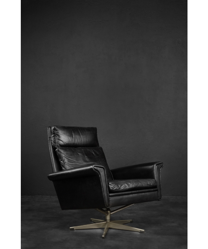 Rare Minimalist Vintage Mid-Century Danish Modern Black Leather Swivel Armchair by Georg Thams, 1960s