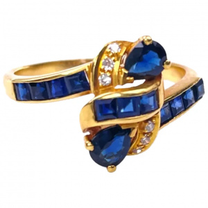 Vintage 18K gold ring with sapphire and diamonds