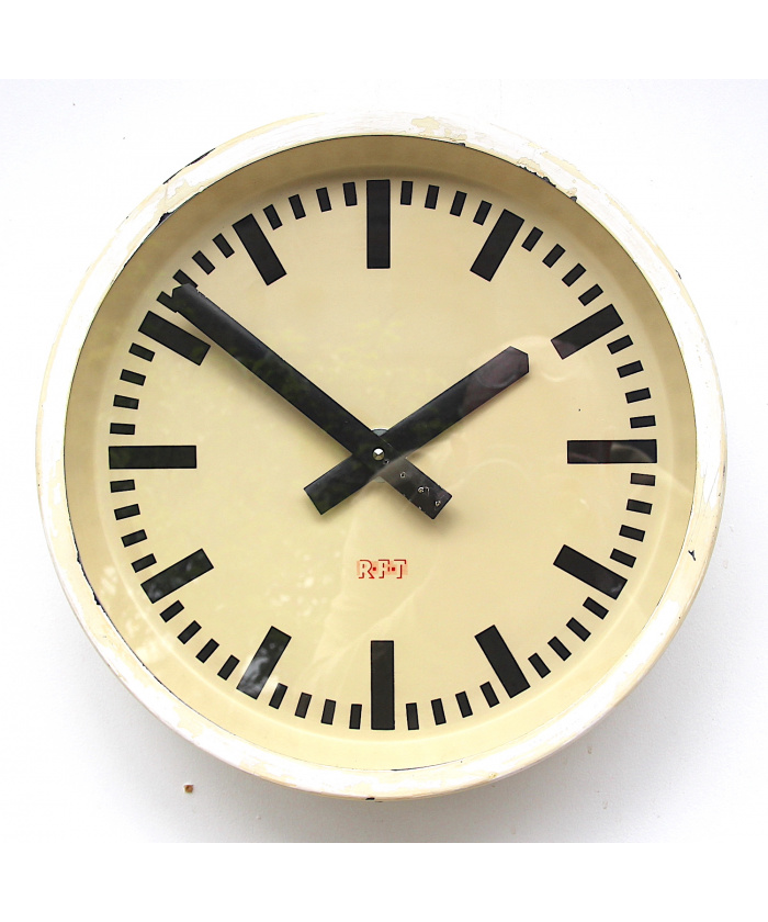 Aged East German vintage wall clock. Made in Leipzig by RFT (Rundfunk- und Fernmelde-Technik), 1952